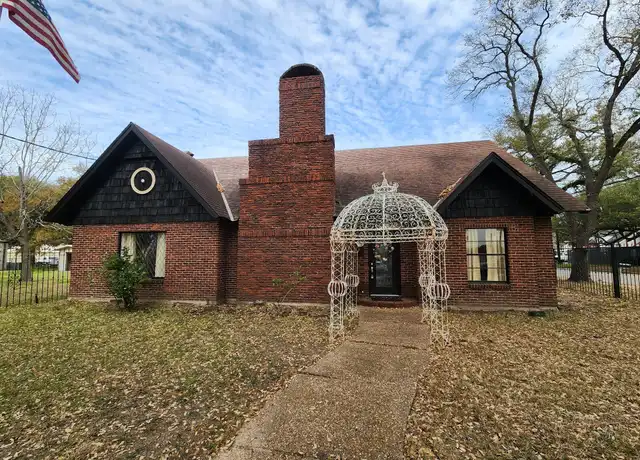Property at 114 N 2nd St, Conroe, TX, 77301, 5 beds, 2 baths, [object Object]