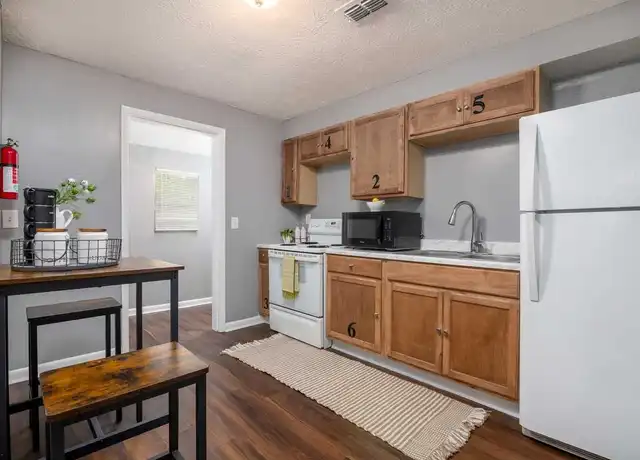 Property at 2853 W 1st St, Jacksonville, FL, 32254, 1 bed, 1 bath, [object Object]