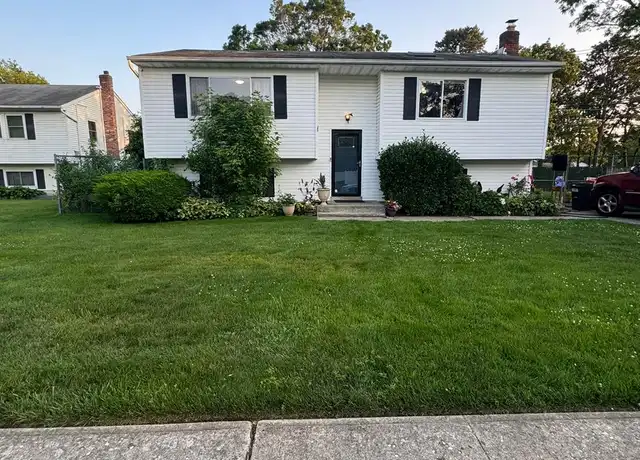 Property at 2 Mortell Ct, Copiague, NY, 11726, 3 beds, 1 bath, [object Object]