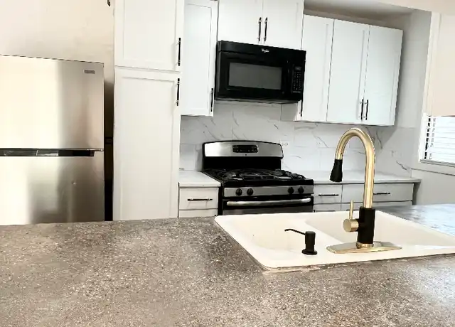 Property at 29W640 Winchester Cir N #4, Warrenville, IL, 60555, 2 beds, 1 bath, [object Object]