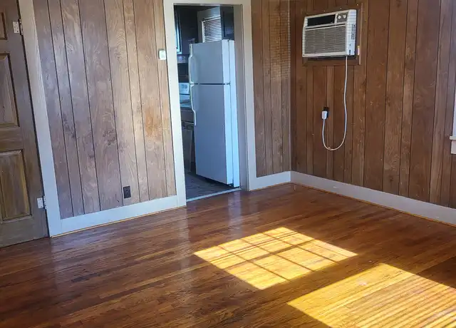 Property at 200 E College St Unit Lower, Carbondale, IL, 62901, 2 beds, 1 bath, [object Object]