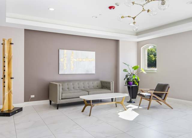 Photo of 833 Laurel Ave Unit 102, Highland Park, IL 60035