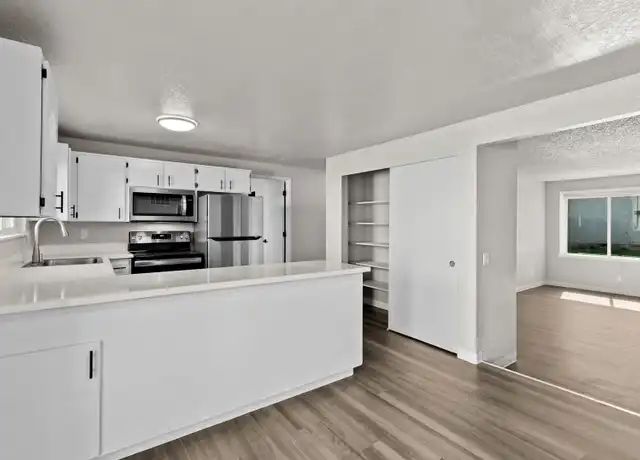 Property at 325 S Johnson St, Kennewick, WA, 99336, 2 beds, 1.5 baths, [object Object]