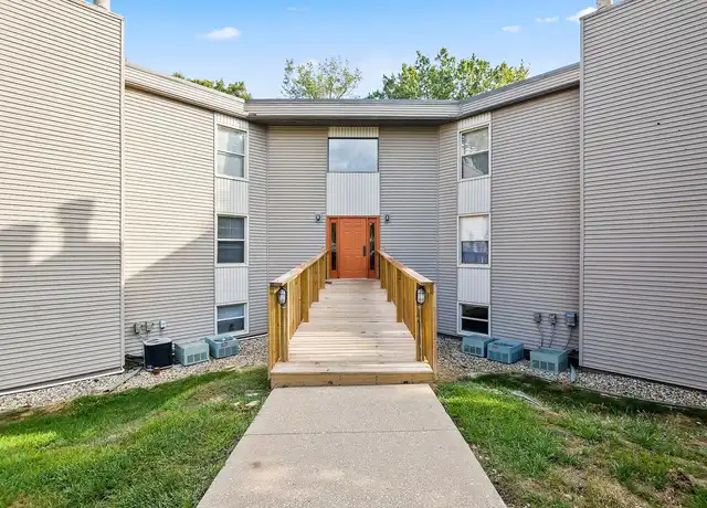Property at Woodhue Apartments - 5701 W Ridgecrest Dr, Peoria, IL, 61615, 1-2 bed, 1 bath, [object Object]