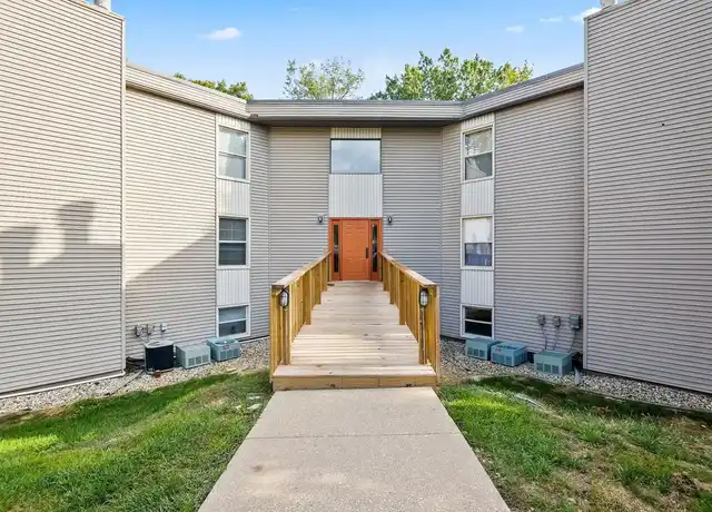 Property at Woodhue Apartments - 5701 W Ridgecrest Dr, Peoria, IL, 61615, 1-2 bed, 1 bath, [object Object]