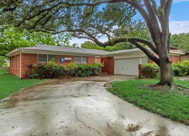 Property at 805 N Douglas Ave, Cleburne, TX, 76033, 3 beds, 2 baths, [object Object]