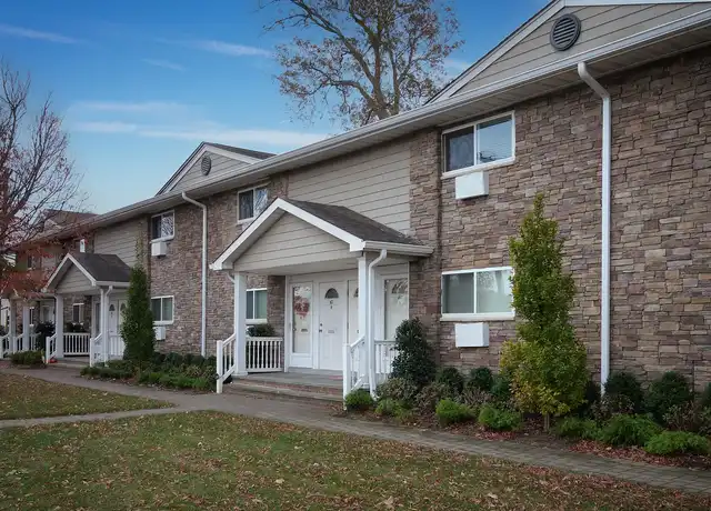 Property at Fairfield at Babylon - 100 Friendly Ct, Babylon, NY, 11702, 1 bed, 1 bath, [object Object]