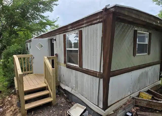 Property at 521 17th St SW, Hickory, NC, 28602, 2 beds, 1 bath, [object Object]