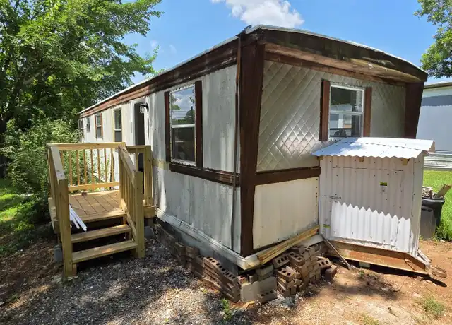Property at 521 17th St SW, Hickory, NC, 28602, 2 beds, 1 bath, [object Object]