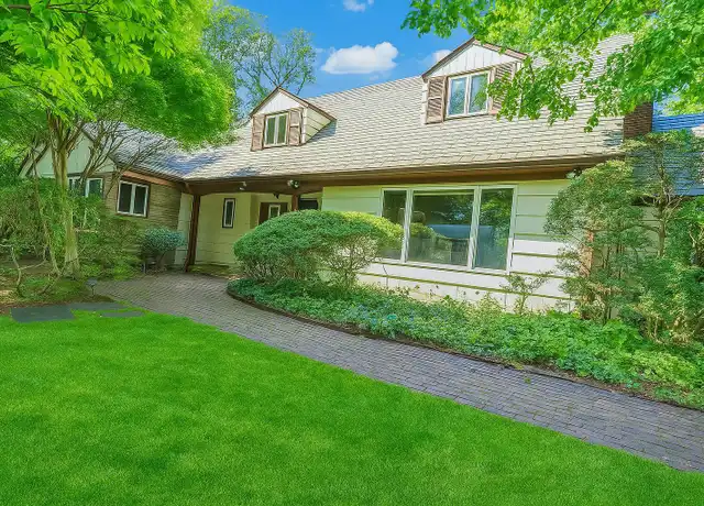 Property at 17 Hilltop Dr W, Great Neck, NY, 11021, 6 beds, 4.5 baths, [object Object]