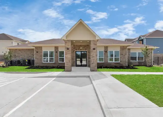 Property at Crossroads at Belton - 1124 W Avenue O, Belton, TX, 76513, 1-2 bed, 1-2 bath, [object Object]