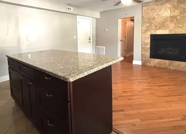 Property at 4328 Roanoke Pkwy Unit 102, Kansas City, MO, 64111, 1 bed, 1 bath, [object Object]