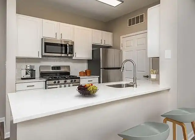 Property at Butterfield Oaks Apartments - 2288 Oakmeadow Dr, Aurora, IL, 60502, 1-2 bed, 1-2 bath, [object Object]