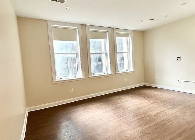 Photo of 115 N Charles St, Baltimore, MD 21201