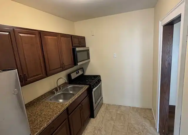 Property at 1319 12th St Unit 1321-1S, Rockford, IL, 61104, 2 beds, 1 bath, [object Object]
