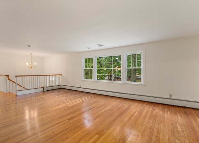 Photo of 10 Radcliffe Rd, Weston, MA 02493