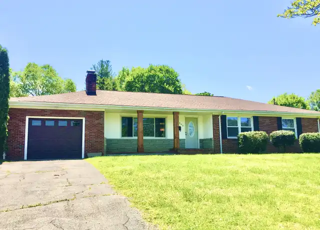 Property at 802 Hillmoor Dr, Johnson City, TN, 37601, 3 beds, 2 baths, [object Object]