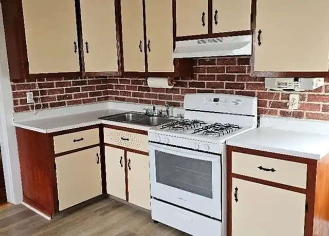 Property at 168 Linden St Unit 2, Fall River, MA, 02720, 2 beds, 1 bath, [object Object]