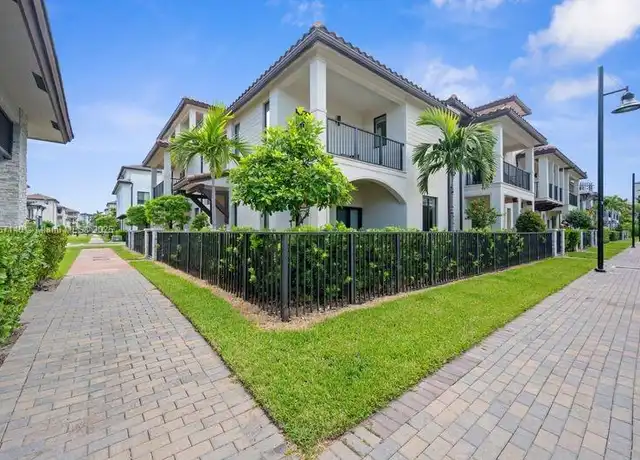 Property at 4712 NW 83rd Ave, Doral, FL, 33166, 3 beds, 3.5 baths, [object Object]