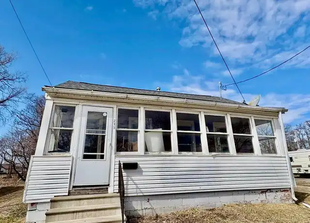 Property at 213 Manson St, Waterloo, IA, 50703, 2 beds, 1 bath, [object Object]