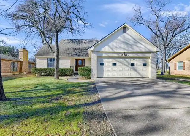 Property at 924 Kiowa Dr E, Lake Kiowa, TX, 76240, 3 beds, 2.5 baths, [object Object]