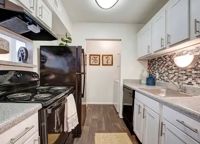 Property at Corners at Crystal Lake - 2700 Reynolda Rd, Winston Salem, NC, 27106, 1-2 bed, 1-2 bath, [object Object]