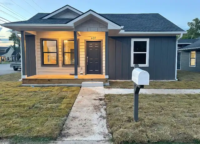 Property at 407 E Houston St, Giddings, TX, 78942, 4 beds, 3 baths, [object Object]