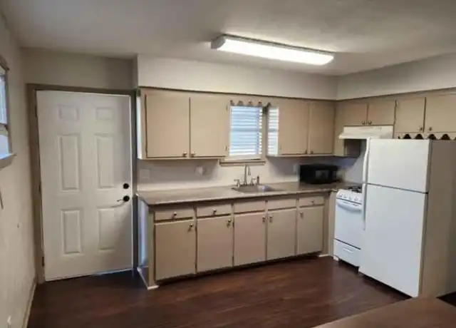 Property at 609 S Lee St, Alvin, TX, 77511, 1 bed, 1 bath, [object Object]