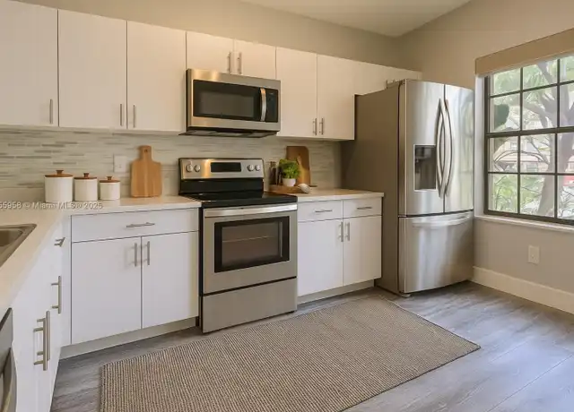 Property at 340 SW 121st Ter, Pembroke Pines, FL, 33025, 2 beds, 2.5 baths, [object Object]