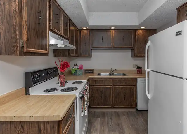 Property at Valley View Apartments - 905 17th St, Bettendorf, IA, 52722, 2 beds, 1 bath, [object Object]