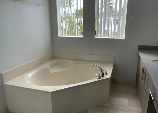 Property at 20386 NE 39th Pl, Aventura, FL, 33180, 3 beds, 2.5 baths, [object Object]