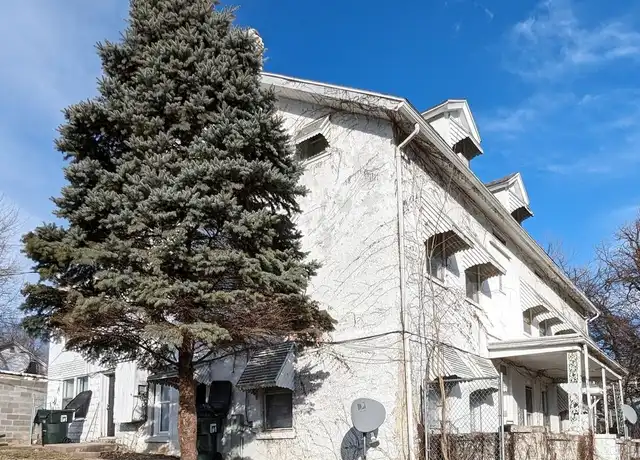 Property at 832 W 8th St Unit 4, Davenport, IA, 52802, 2 beds, 1 bath, [object Object]