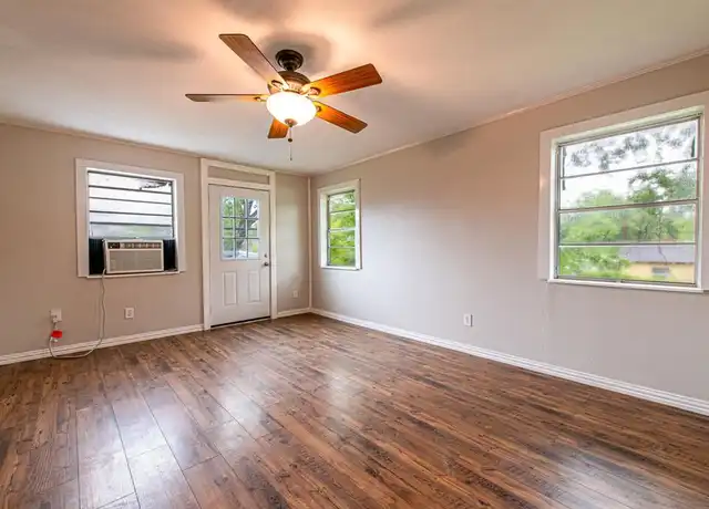 Property at 7110 McHenry St Unit B-TOP, Houston, TX, 77087, 1 bed, 1 bath, [object Object]