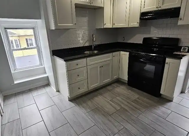 Property at 335 President Ave Unit 3, Fall River, MA, 02720, 3 beds, 1 bath, [object Object]