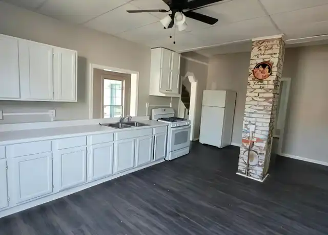 Property at 212 S Clark Blvd, Clarksville, IN, 47129, 2 beds, 1 bath, [object Object]