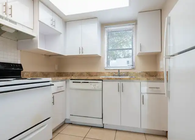 Property at Peppertree Apartments - 3027 Broadway, Fort Myers, FL, 33901, 1 bed, 1 bath, [object Object]