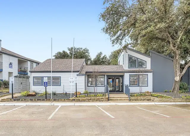 Photo of 2706 Heather Hill Ct, Arlington, TX 76006