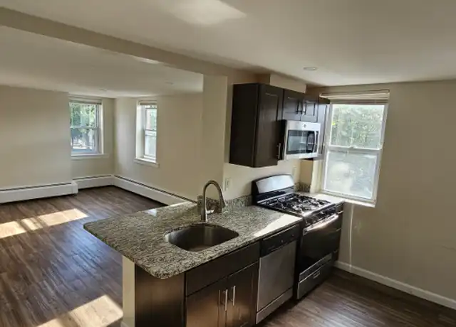 Property at 98 Bedford St Unit 2, Manchester, NH, 03101, 2 beds, 1 bath, [object Object]