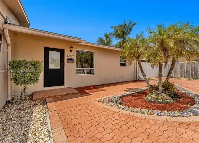 Property at 7920 NW 171st St, Hialeah, FL, 33015, 5 beds, 2 baths, [object Object]