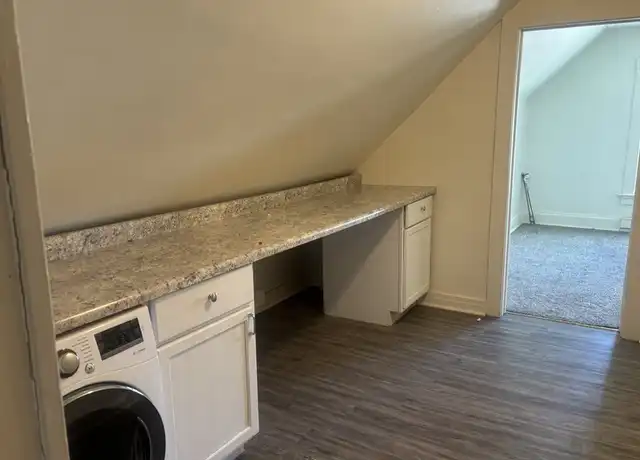 Property at 124 10th St SW, Cedar Rapids, IA, 52404, 2 beds, 1 bath, [object Object]