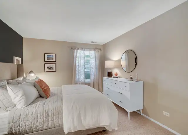 Photo of 10 Lincoln Meadows Dr, Schaumburg, IL 60173
