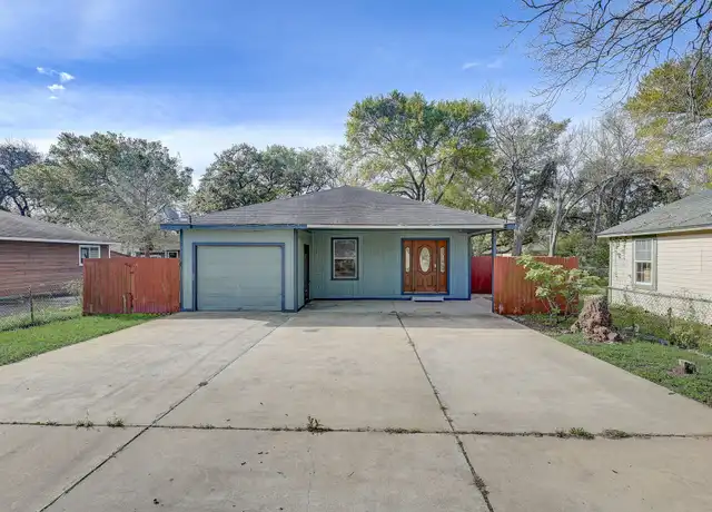 Property at 207 Smith St, Clute, TX, 77531, 4 beds, 2 baths, [object Object]