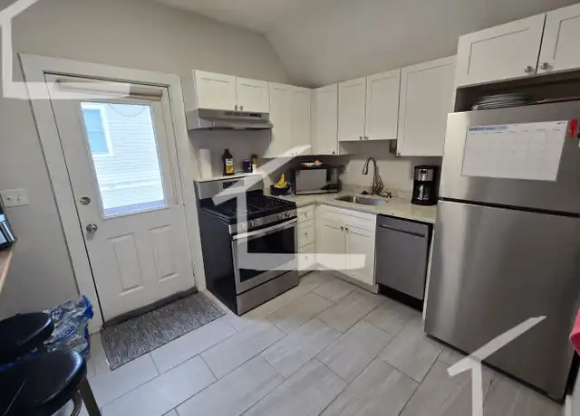 Property at 4b Pearl St, Watertown, MA, 02472, 3 beds, 2 baths, [object Object]