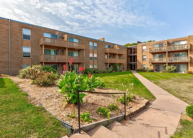Photo of 215 McKnight Rd S, Maplewood, MN 55119