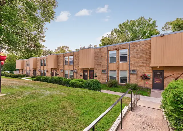 Photo of 215 McKnight Rd S, Maplewood, MN 55119