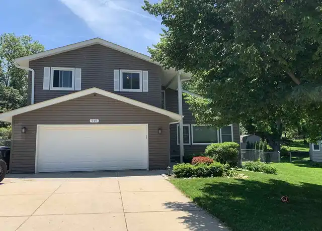 Property at 919 Crest Rd, Papillion, NE, 68046, 3 beds, 3.5 baths, [object Object]