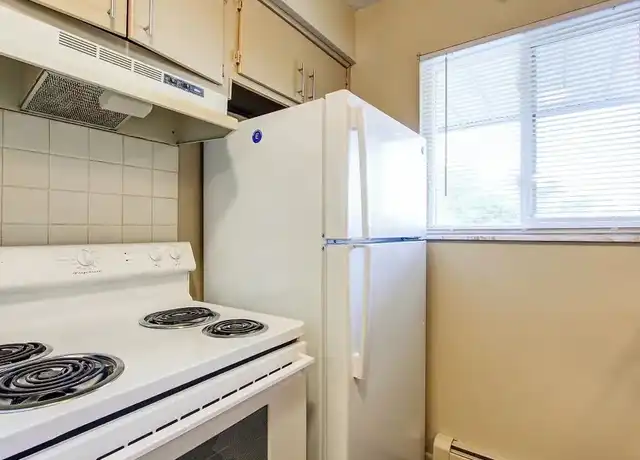 Property at Country Club Apartments - 2707 Pickle Rd, Oregon, OH, 43616, 1 bed, 1 bath, [object Object]