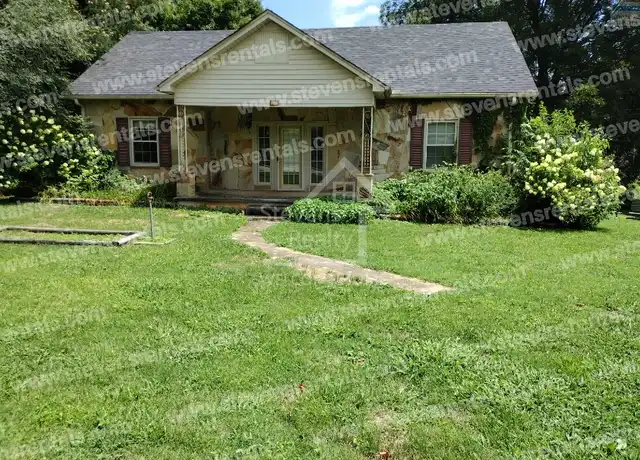 Property at 236 S Young St, Sparta, TN, 38583, 3 beds, 1 bath, [object Object]
