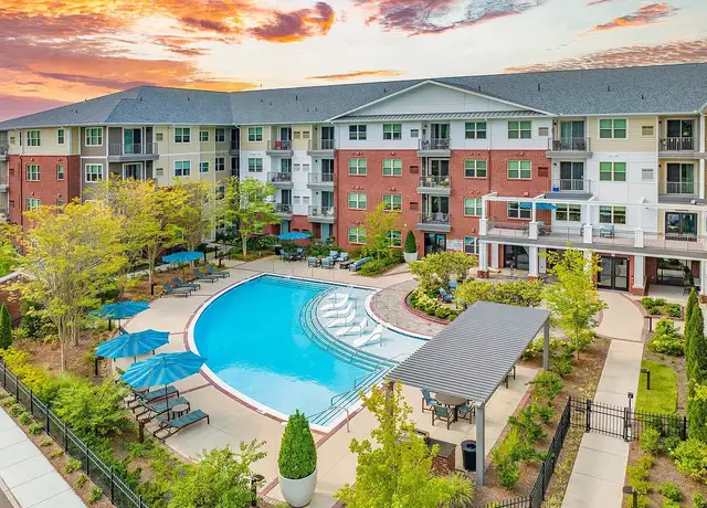 Photo of 7900 Wolf River Blvd, Germantown, TN 38138