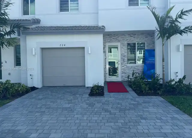 Property at 724 SE 13th Street Cir, Homestead, FL, 33034, 3 beds, 2.5 baths, [object Object]